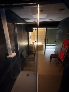 Chateau d'Ayres - Hôtel & Spa في ميريوس: غرفة بها ممر به كراسي وباب زجاجي