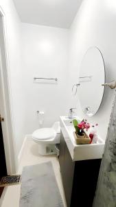 Bilik mandi di Warm Centre Downtown Toronto