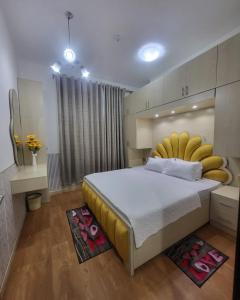 ein Schlafzimmer mit einem großen Bett mit Bananen drauf in der Unterkunft City Lights holiday home in Ajman 
