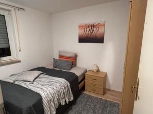 ein kleines Schlafzimmer mit 2 Betten und einem Nachttisch in der Unterkunft Eifelruhe 3 in Hellenthal