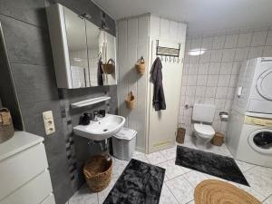 Koupelna v ubytování Eifelruhe 3 + 12 fotografií