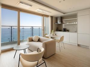 Posezení v ubytování 플라트 더 원 속초자이엘라 더 비치