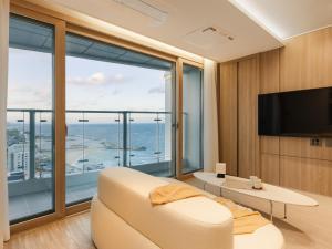 TV a/nebo společenská místnost v ubytování 플라트 더 원 속초자이엘라 더 비치