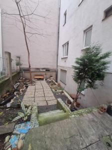 een tuin voor een gebouw bij Apartment Kate - Old Town in Bratislava
