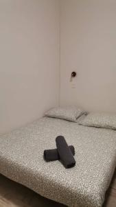 un oreiller noir posé sur un lit dans une chambre dans l'établissement Studio mignon en plein centre de Vichy, à La Celle-sous-Gouzon