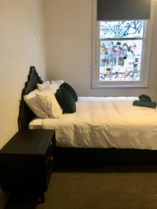 Ένα ή περισσότερα κρεβάτια σε δωμάτιο στο 50 Green St Windsor