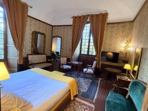 Chateau d'Ayres - Hôtel & Spa في ميريوس: غرفة نوم مع سرير وغرفة معيشة