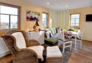 een woonkamer met een tafel en een eetkamer bij Elferhof Ferienwohnungen in Mohlsdorf