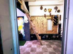 uma escada de madeira num quarto com uma parede em NIRMAN HOMESTAY 5 minutes walk to beach em Puri