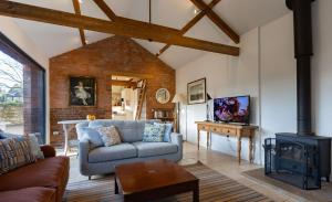 un soggiorno con divano e camino di Kerry House a Deddington