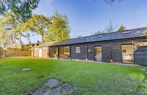 una vista esterna di una casa con cortile di Kerry House a Deddington
