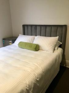 Ένα ή περισσότερα κρεβάτια σε δωμάτιο στο 50 Green St Windsor