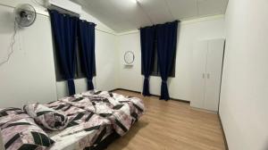 En eller flere senge i et værelse på Marang Private Pool Homestay - 3-Bedroom - Family & Group Stay