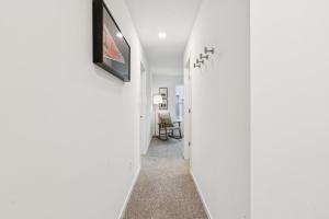 een hal met witte muren en een tv aan een muur bij The Wonder 