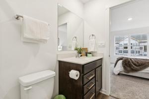 een badkamer met een toilet, een wastafel en een spiegel bij The Wonder  +24 foto's