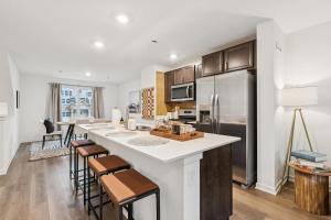 een keuken met een groot eiland met barkrukken bij The Wonder 