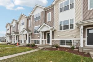 een rij huizen met gras voor hen bij The Wonder 