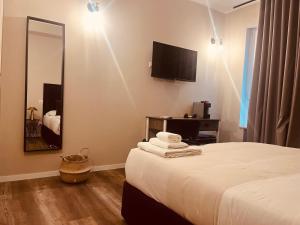 a hotel room with a bed and a mirror at Gatto Bianco Carulli in Bari
