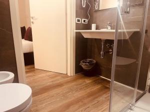 a bathroom with a sink and a toilet at Gatto Bianco Carulli in Bari