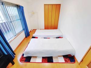 Giường trong phòng chung tại Uhome Koiwa Apartment