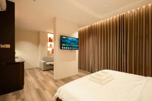 Postel nebo postele na pokoji v ubytování HAITA Suites