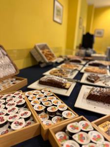 einen Tisch mit verschiedenen Arten von Gebäck und Kuchen in der Unterkunft Hotel Mediterraneo in Chianciano Terme