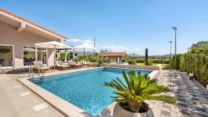 een zwembad in de achtertuin van een huis bij Villa Grazia by Villas Guide in Siverić