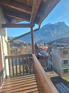 ein Balkon mit Blick auf die Berge in der Unterkunft Camera con vista in Calalzo