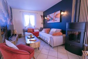 ein Wohnzimmer mit Sofa und Kamin in der Unterkunft Villa Les Figuiers in Tallard