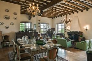 uma grande sala de jantar com mesa e cadeiras em Villa San Domenico a Barbaresco em Barbaresco