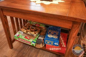 Ein Stapel Lebensmittelkartons unter einem Tisch in der Unterkunft Modern Lake Geneva Condo with Year-Round Views in Lake Geneva