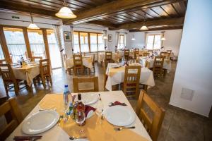 Restaurace v ubytování Pensiunea Sureanu