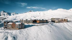 een resort in de sneeuw op een berg bij New gudauri loft 1 - #434 in Goedaoeri