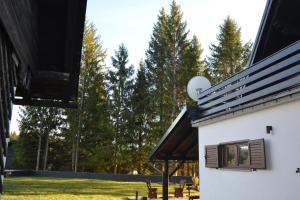 Budova, kde se chata nachází