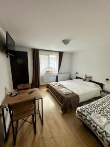 En eller flere senge i et værelse på Casa Cerbului + 6 billeder