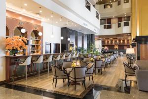 een restaurant met een rij stoelen en tafels bij Royal Phuket City Hotel in Phuket