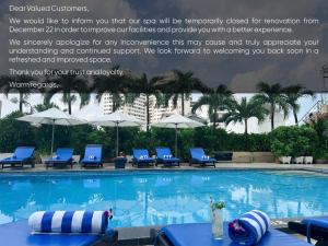 胡志明市Ramana Saigon Hotel的游泳池照片的拼合