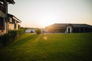 een tuin met een huis en een gebouw bij Oak Pearl in Dŭben +7 foto's