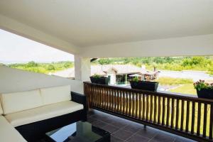 een balkon met een bank en uitzicht op een huis bij Oak Pearl in Dŭben