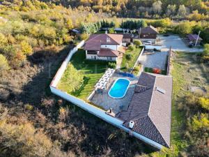 een luchtfoto van een huis met een zwembad bij Oak Pearl in Dŭben