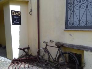 una bicicleta estacionada en un lateral de un edificio en B&B Notte Al Museo, en Bitti