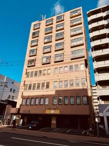 501札幌駅と大通駅も徒歩圏内な最高な立地最大2名様まで快適にご宿泊可能です في سابورو: مبنى طويل على زاوية شارع