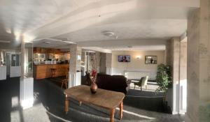 ein Wohnzimmer mit Sofa und Tisch in der Unterkunft Savoy Hotel in Weston-super-Mare