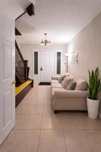 ein Wohnzimmer mit einer Couch und einer Treppe in der Unterkunft Hollywood Comfort Vibe LA in Los Angeles