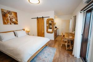 Ένα ή περισσότερα κρεβάτια σε δωμάτιο στο Eilat Romantic Adults only Suite, Unique Suite