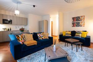 Giudecca Suite في البندقية: غرفة معيشة بها أريكتان باللون الأزرق وطاولة