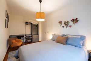 Giudecca Suite في البندقية: غرفة نوم بها سرير كبير ومكتب