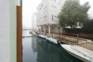 Giudecca Suite في البندقية: مجموعة قوارب في الماء بجانب مبنى