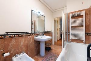 Giudecca Suite في البندقية: حمام مع حوض وحوض استحمام ومرحاض +6 صور