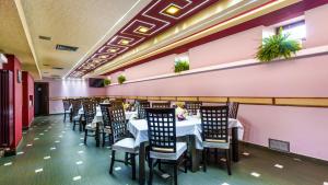 een eetkamer met tafels en stoelen bij Pension Arena in Cluj-Napoca